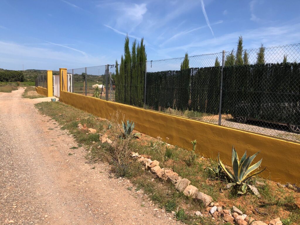 Tras la pintura valla exterior